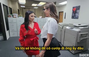 Bà xã trẻ chấp nhận mút cho chủ nợ của anh xã để trừ nợ