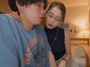 Em gái kế quyến rũ anh trai trong kỳ nghỉ gia đình